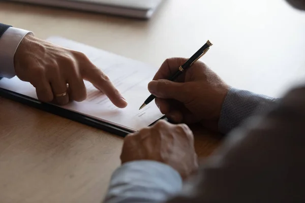 Mãos de advogado apontando para papel para empresário que assina contrato — Fotografia de Stock