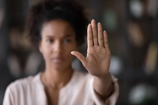 Закройте руки афроамериканке, показывающей стоп-жест. — стоковое фото