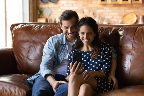Happy Dating Millennial Mann und Frau sitzen zusammen auf der Couch — Stockfoto