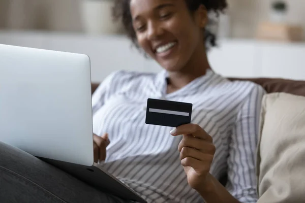 Lächelnde Afroamerikanerin mit Kreditkarte in Großaufnahme — Stockfoto