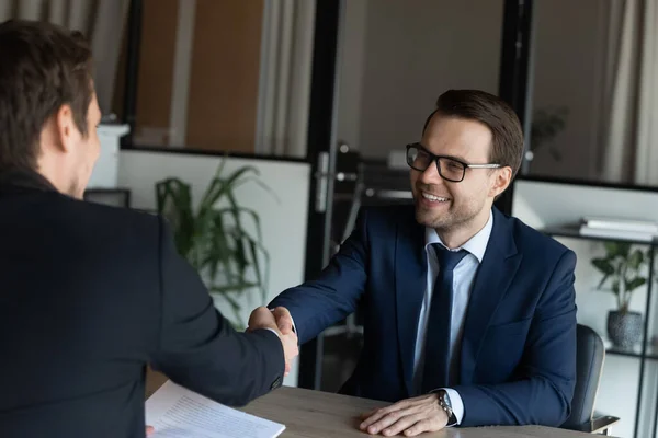 Arbetsgivare anställer en nöjd sökande efter en lyckad intervju — Stockfoto