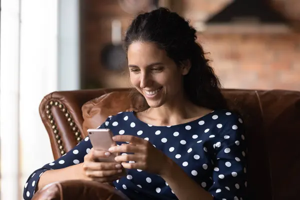 Szczęśliwy użytkownik smartfona otrzymując wiadomość z dobrą wiadomością — Zdjęcie stockowe
