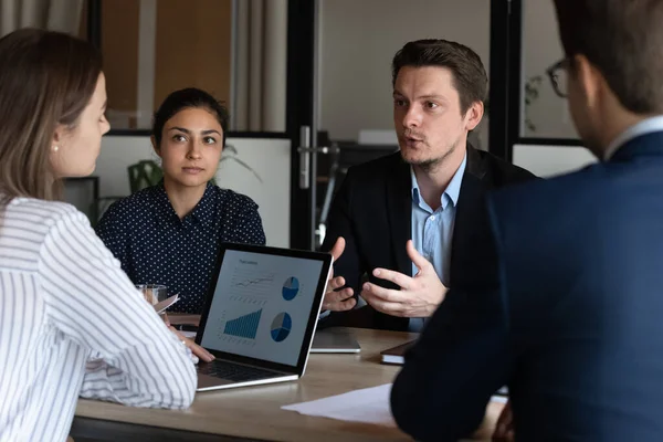 Zakelijke partners, collega 's in gesprek over corporate meeting — Stockfoto