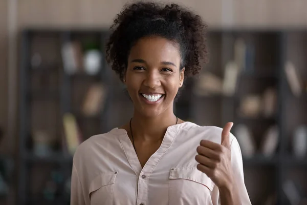 Head shot portrait smiling African American woman showing thumb up — Stock Photo, Image