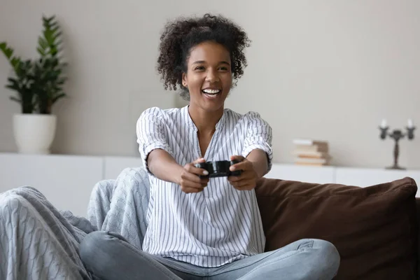 Femme afro-américaine excitée jouant à un jeu vidéo, s'amusant — Photo