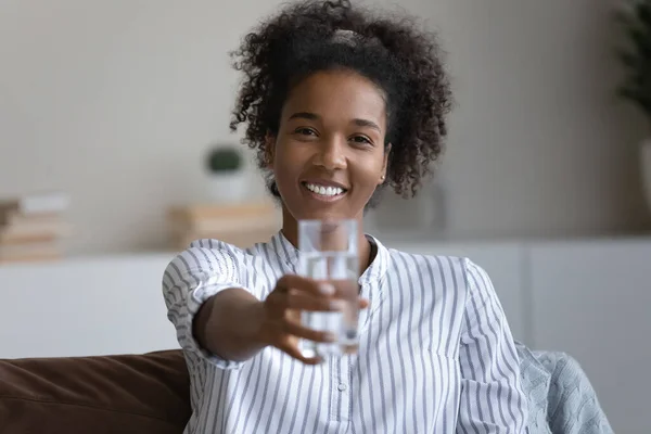 Tête tournée femme afro-américaine souriante offrant un verre d'eau — Photo