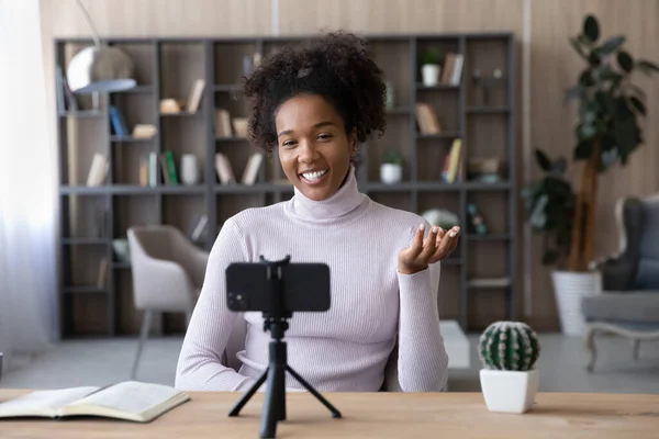 Glimlachende Afro-Amerikaanse vrouw opnemen van video op de smartphone op het werk — Stockfoto