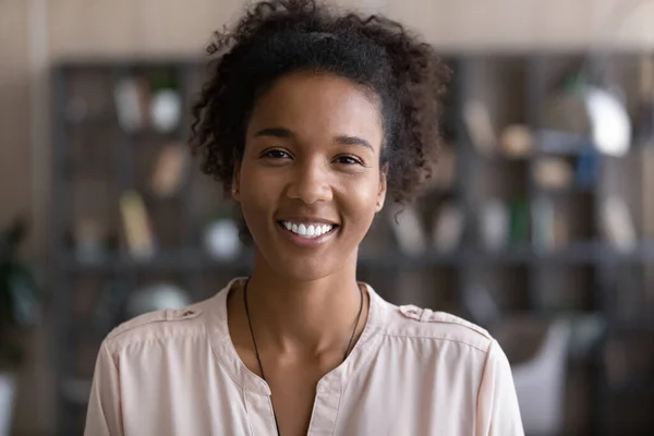 Portrait de la femme afro-américaine regardant la caméra — Photo