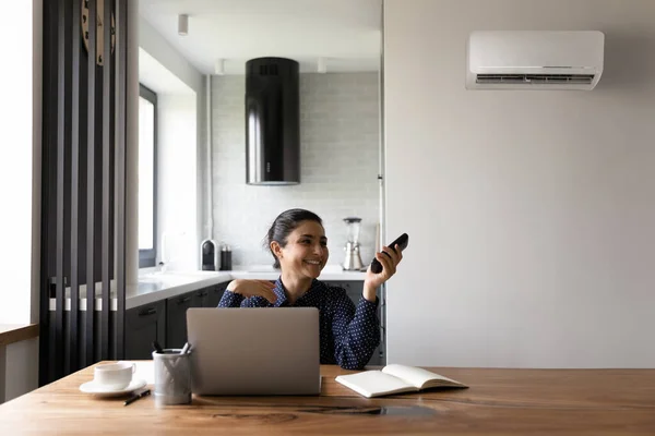 Estudante indiano feliz ou empregado que trabalha em casa — Fotografia de Stock