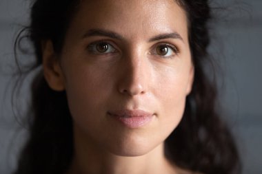 Çok güzel genç bir bayanın yakın portresi.