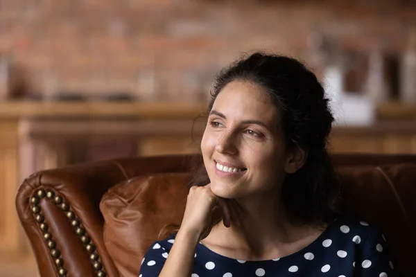 Mujer feliz disfrutando de buenos pensamientos, tiempo libre en casa — Foto de Stock