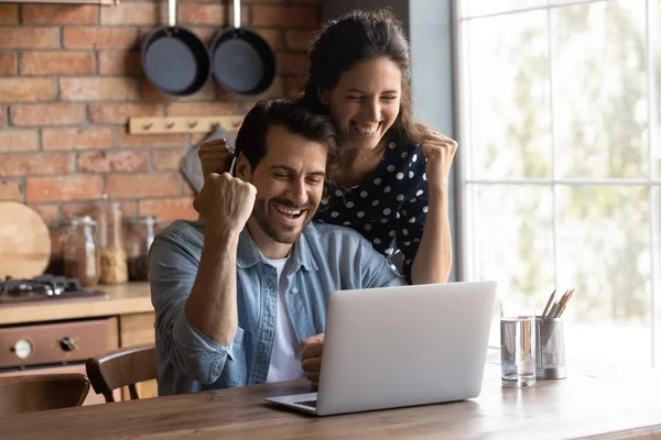 Feliz animado jovem casal fazendo vencedor sim gesto no laptop — Fotografia de Stock