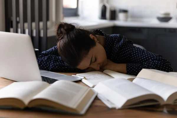 Uitgeput moe Indiase afgestudeerde student meisje slapen op het werk — Stockfoto