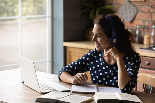 Étudiant adulte heureux en écoutant le webinaire d'apprentissage — Photo