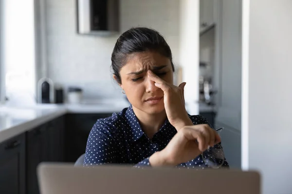 Triste lavoratore lontano togliersi gli occhiali, strofinando gli occhi irritabili secchi — Foto Stock