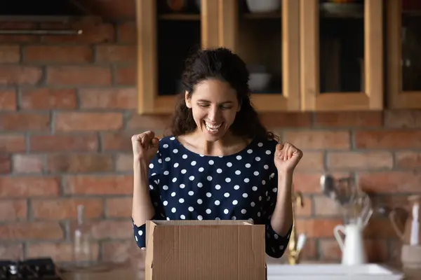 Emozionato shopper disimballaggio pacco a casa, scatola di apertura — Foto Stock