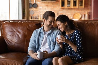 Mutlu çift evde sabah kahvesi içiyor.