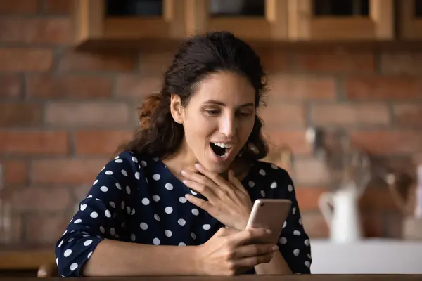 Emocionado mujer feliz con el teléfono celular jadeando en sorpresa — Foto de Stock
