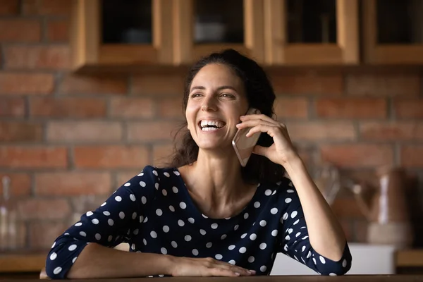 Boldog nevető spanyol nő beszél mobilon a konyhában — Stock Fotó