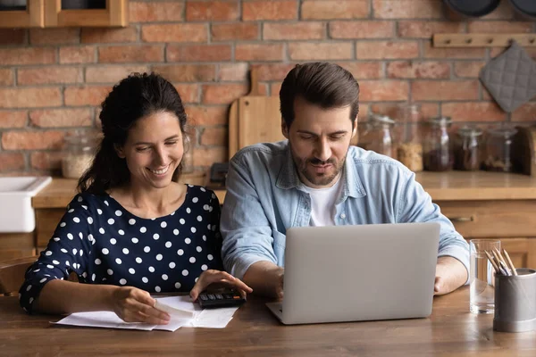 Feliz pareja joven pagando la factura de servicios públicos, impuestos, seguros, hipoteca — Foto de Stock