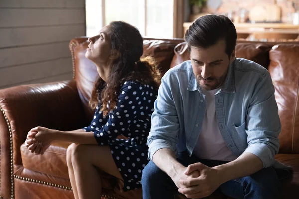 Casal jovem passando por problemas de relacionamento — Fotografia de Stock