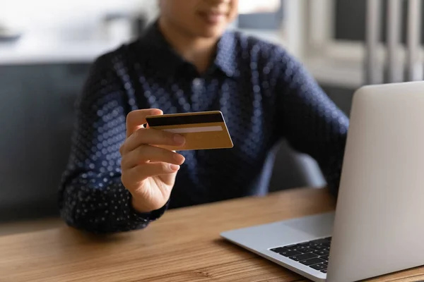 Millennial-Frau shoppt online von zu Hause aus mit Laptop — Stockfoto