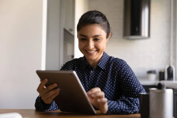 Mulher indiana feliz com tablet usando o aplicativo no computador — Fotografia de Stock