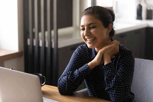 Glückliche indische Mitarbeiterin, die von zu Hause aus am Laptop arbeitet — Stockfoto