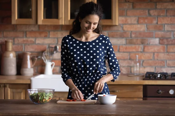 Happy food blogger cocinando ensalada, rebanando verduras frescas —  Fotos de Stock