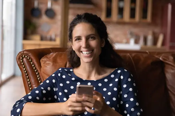 Fejlövés portré boldog Y-generációs női okostelefon-felhasználó — Stock Fotó