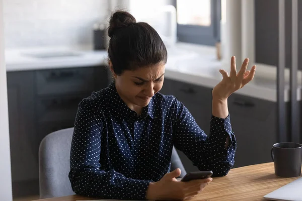 Cliente de serviço de telefone móvel irritado com o trabalho do aplicativo — Fotografia de Stock