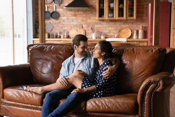 Міленіумна пара розслабляється вдома, відпочиває на дивані разом — стокове фото