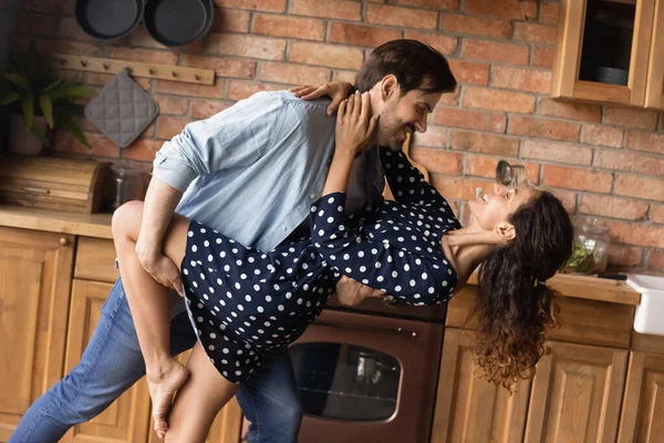 Glückliches junges Paar feiert Hauskauf, tanzt Tango — Stockfoto