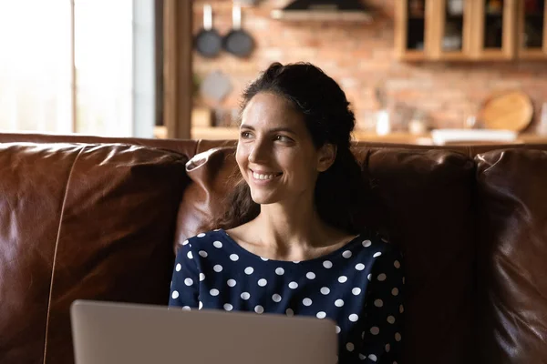 Gelukkig vrouw afgelegen werknemer werken vanuit huis — Stockfoto