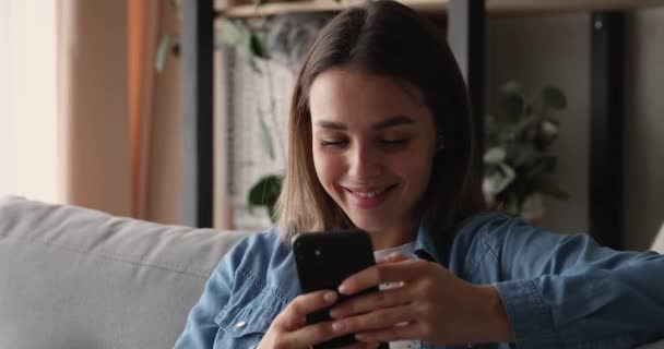 Sorrindo jovem de 20 anos mulher usando aplicativos de software de celular. — Vídeo de Stock