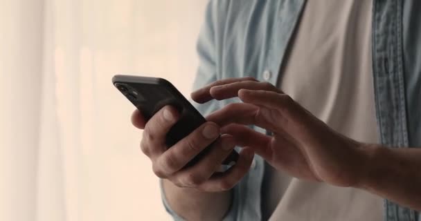 Fermer jeune homme à l'aide d'applications smartphone. — Video
