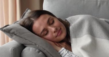 Huzurlu bir milenyum kadını rahat bir koltukta hayal kurar..