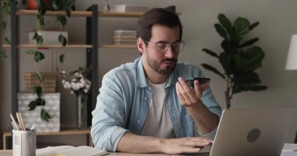 Jovem empresário feliz gravando mensagem de áudio no smartphone. — Vídeo de Stock