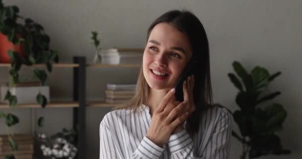 Happy pretty millennial woman holding cellphone conversation. — Stock Video