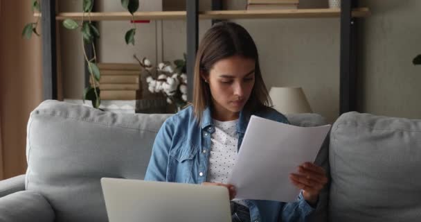 Mujer millennial seria concentrada que trabaja remotamente en la computadora. — Vídeo de stock