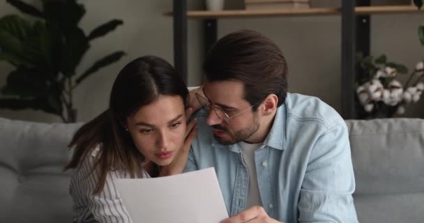 Feliz joven familia pareja celebrando recibiendo buenas noticias. — Vídeos de Stock