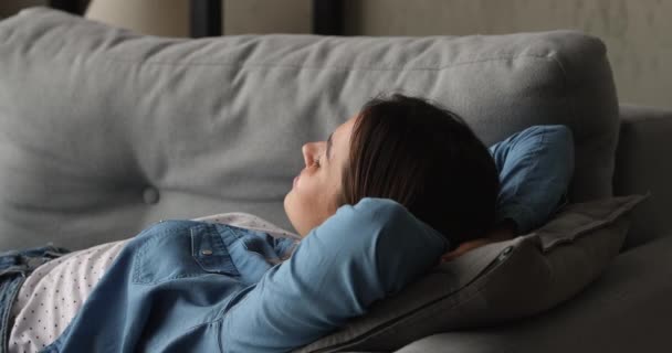 Serene mindful jonge twintiger jaren vrouw rusten op comfortabele bank. — Stockvideo