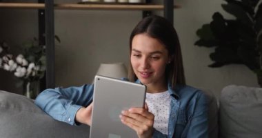 Mutlu milenyum kadınları dijital tablet kullanıyorlar..