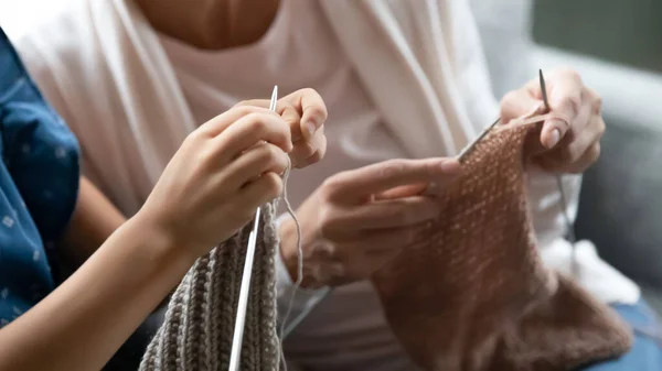 Close up of mother teach daughter knit — Stock Photo, Image