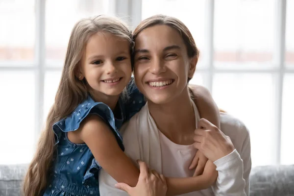 幸せなお母さんと小さな娘抱擁の肖像 — ストック写真