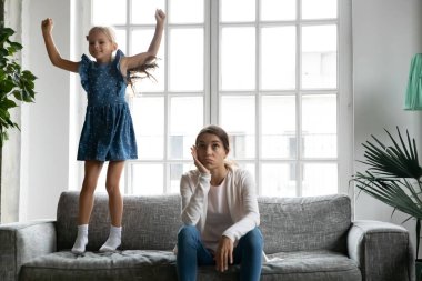 Gürültücü küçük kızı olan mutsuz bir anne.