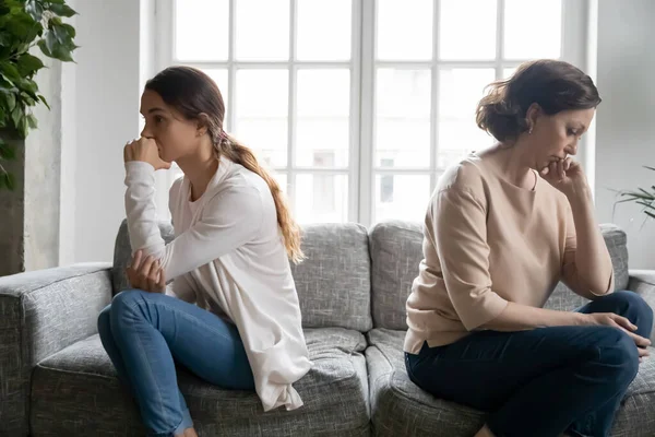 Infelice figlia adulta e vecchia mamma hanno malinteso familiare — Foto Stock