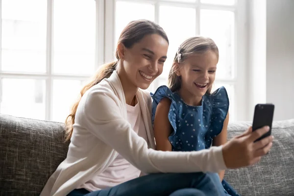 Felice mamma e piccola figlia parlare in webcam chiamata — Foto Stock
