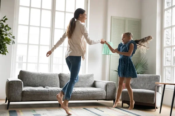 喜形于色的年轻母亲和小女儿在家里跳舞 — 图库照片