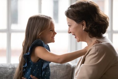 Mutlu küçük torun ve büyük anne evde oynuyor.